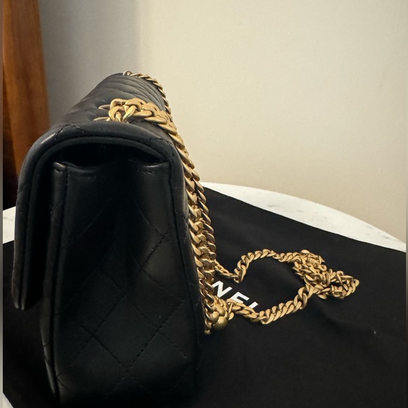 NWT Chanel 23S Camellia adjustable Black Lambskin bag with aged gold hardware - Picture 10 of 12